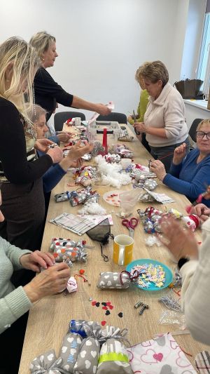 kobiety wykonują zapachowe woreczki