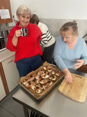 dwie kobiety przygotowują potrawę do upieczenia