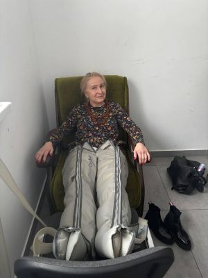 starsza kobieta leżąca podczas zabiegu linfodrenażu