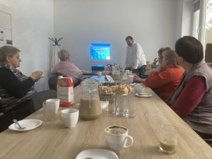 kobiety wysłuchują prezentacji mężczyzny