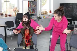 2 kobiety w skłonie grają przedstawienie