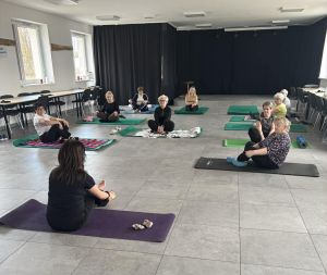 kobiety siedzą na matach