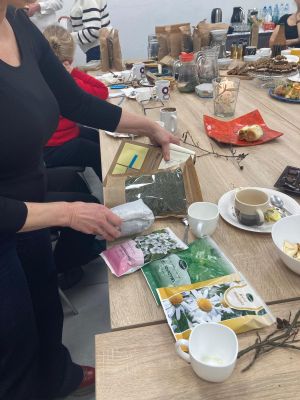 kobieta ogląda opakowania ziół