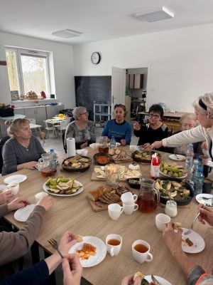 kobiety rozmawiają i jedzą przy wspólnym stole