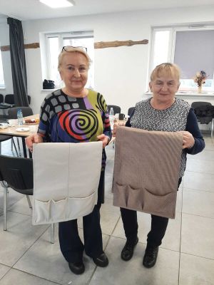 kobiety prezentują własnoręcznie uszyte organizery