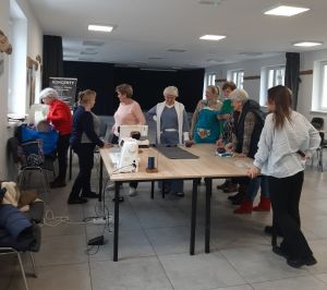 kobiety szyją organizery