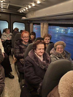 kobiety siedzą na miejscach w autobusie