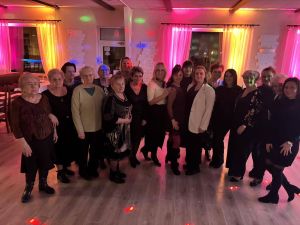 zdjęcie grupowe seniorek na dancingu w Ciechocinku