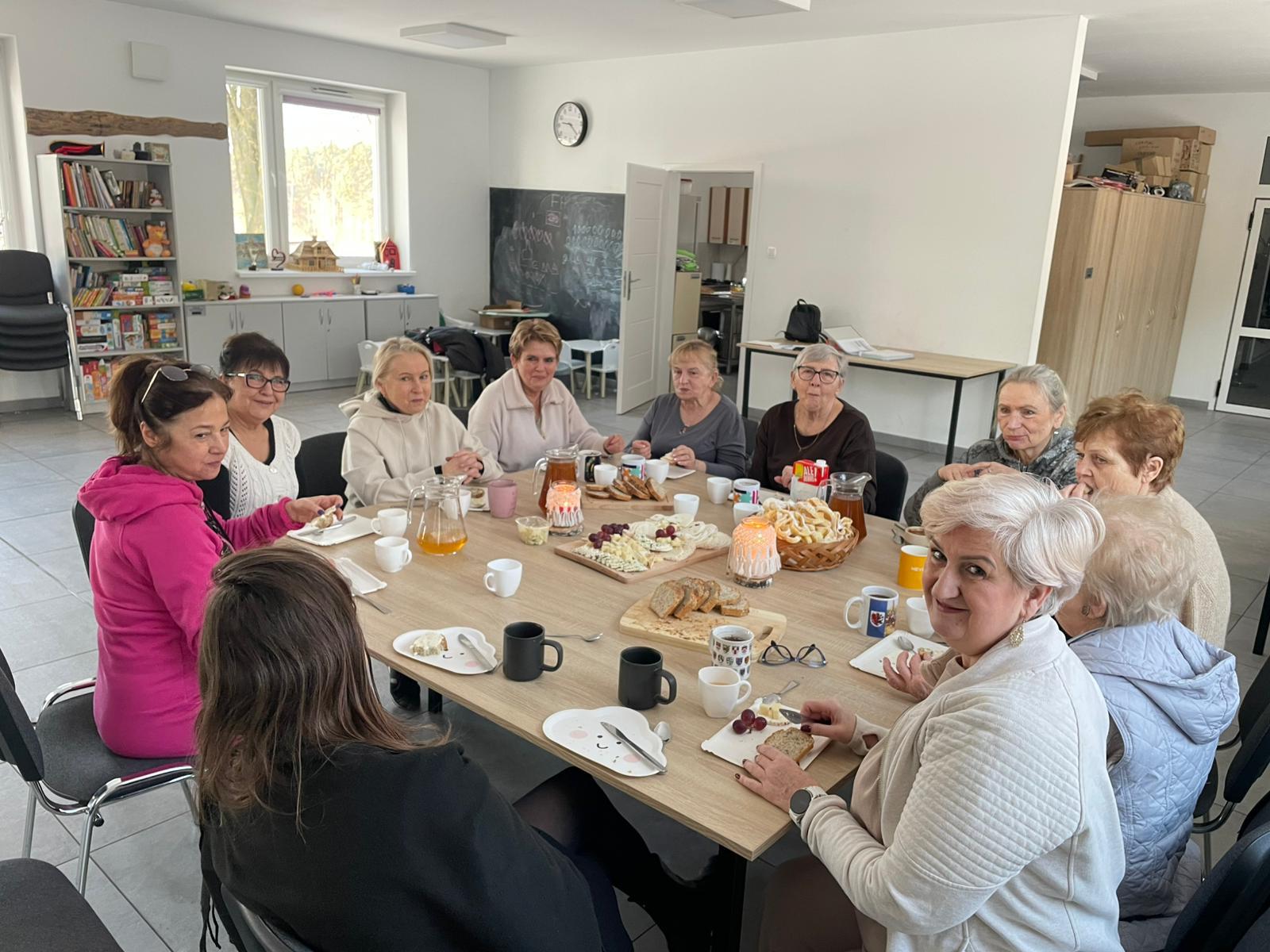 kobiety siedzą przy wspólnym stole